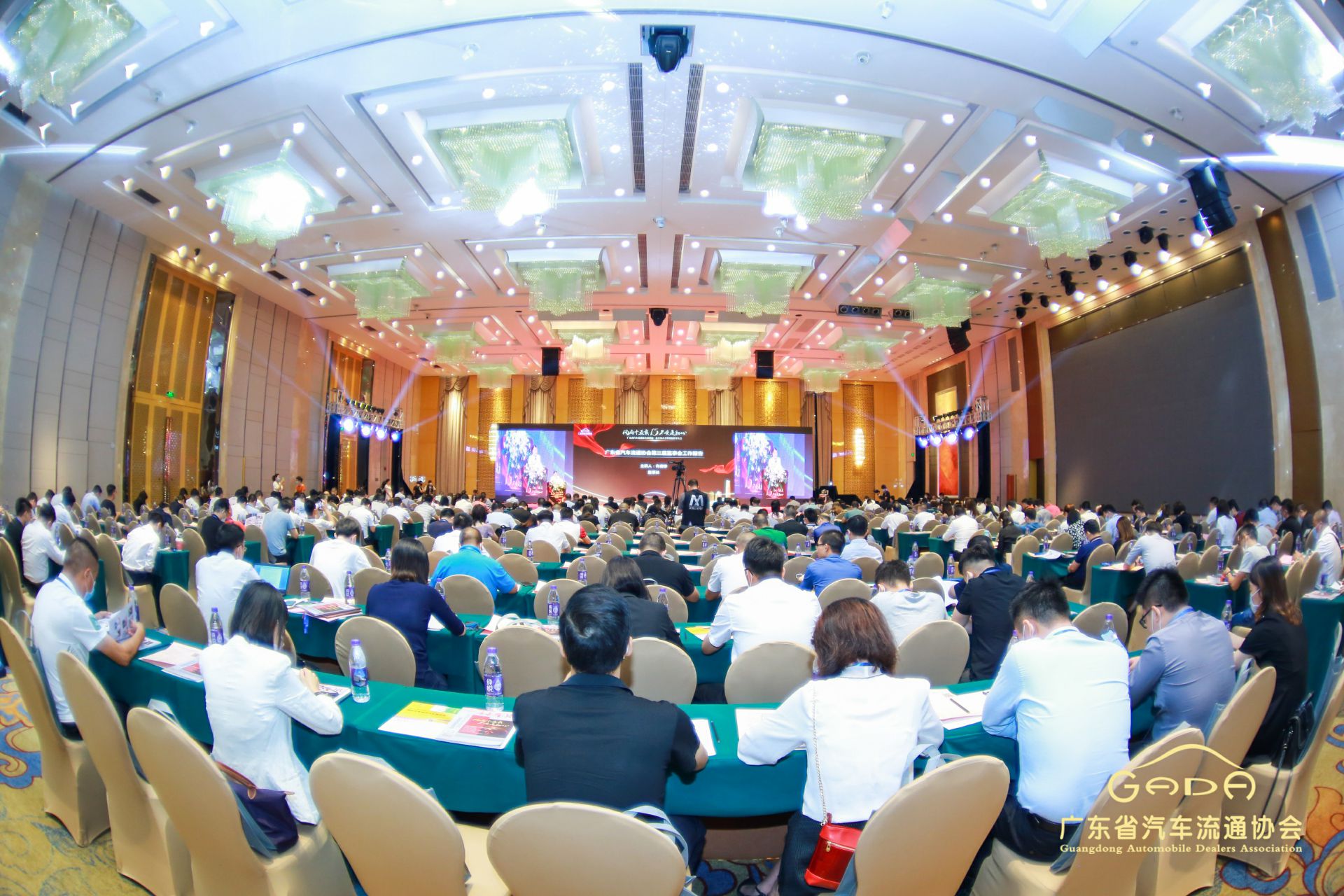 喜报丨济南俊雄新能源汽车销售有限公司“包揽”省汽车流通行业颁奖礼53项大奖(图1)