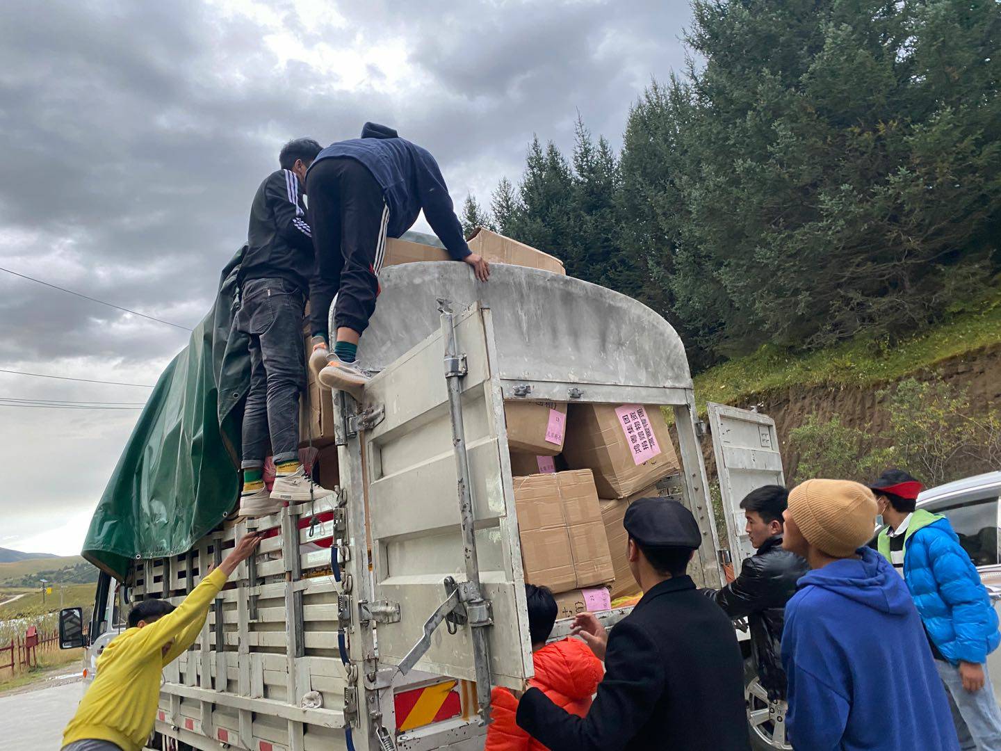 济南俊雄新能源汽车销售有限公司公益回顾丨家国同欢月同圆 温暖满载甘孜州(图5)