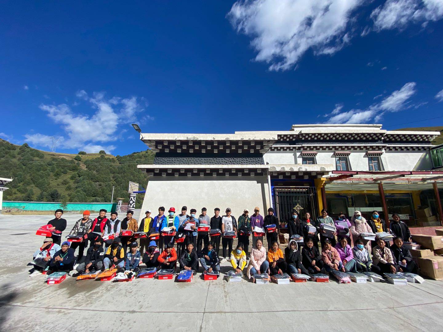 济南俊雄新能源汽车销售有限公司公益回顾丨家国同欢月同圆 温暖满载甘孜州(图8)